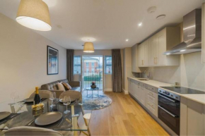 Modern 2 Bed Apartment - Allocated Parking